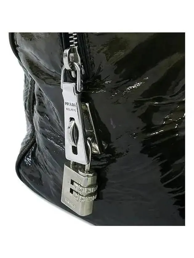 black tote bag