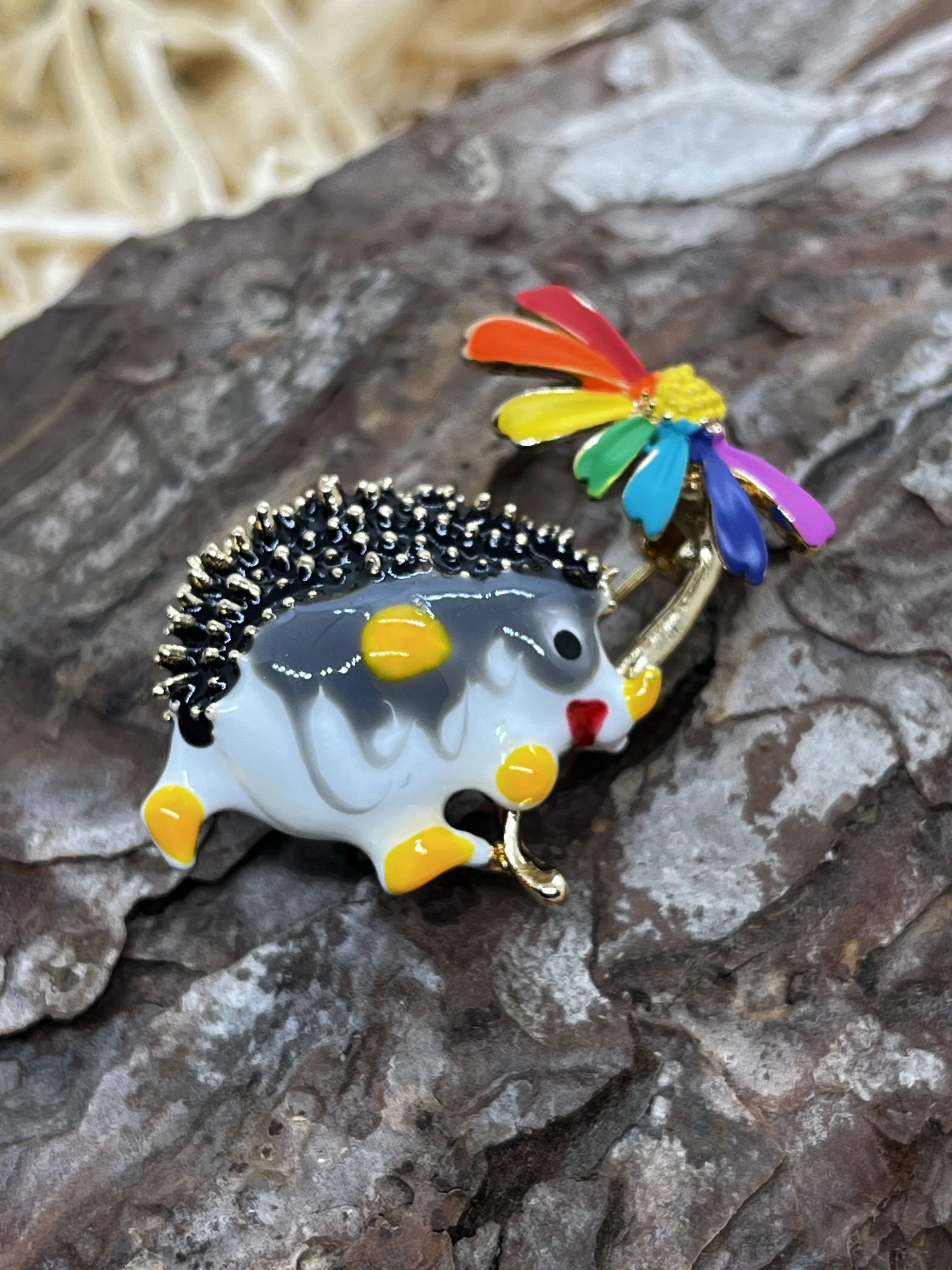 Hedgehog with daisy - enamel brooch badge