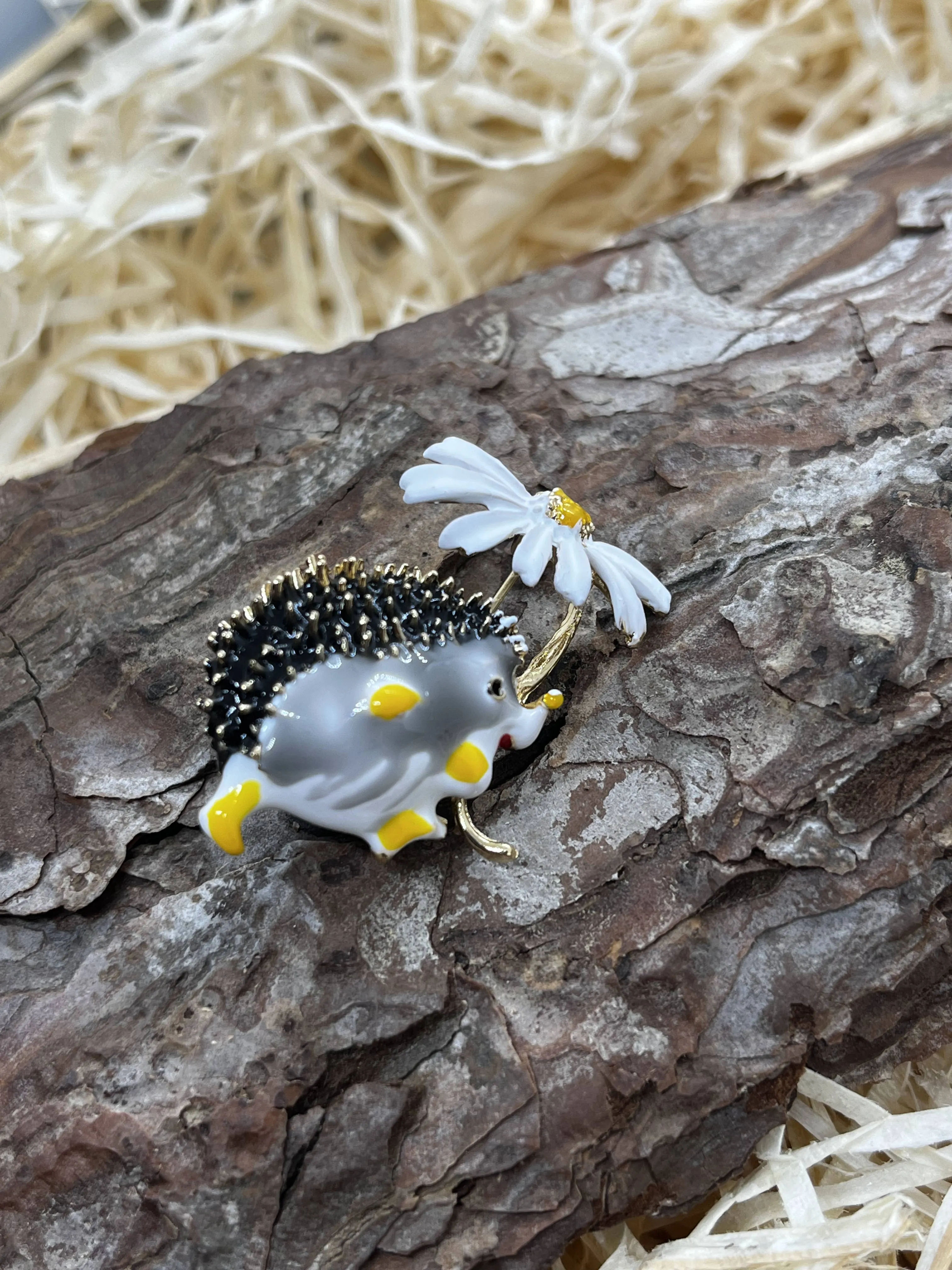 Hedgehog with daisy - enamel brooch badge