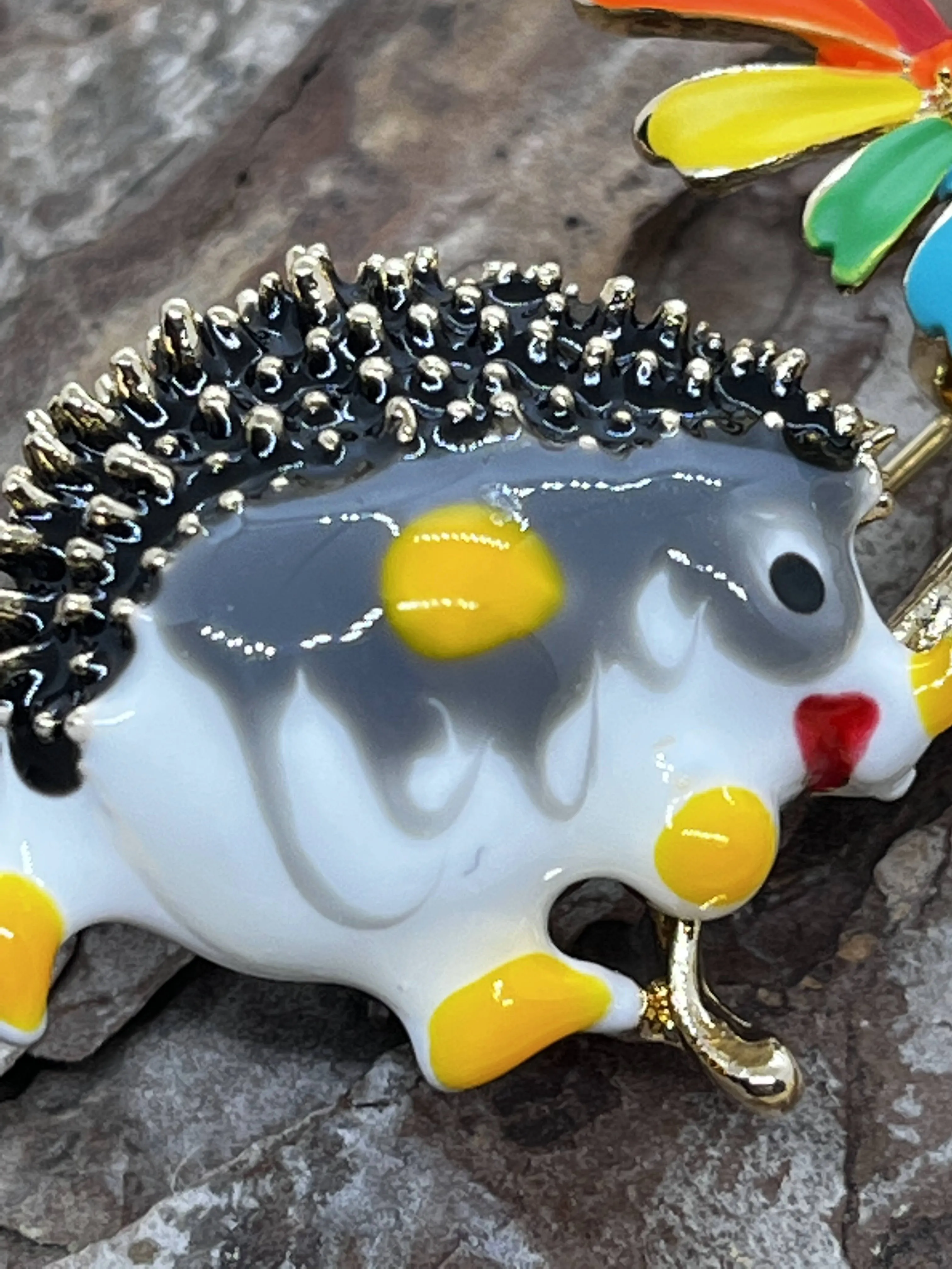 Hedgehog with daisy - enamel brooch badge