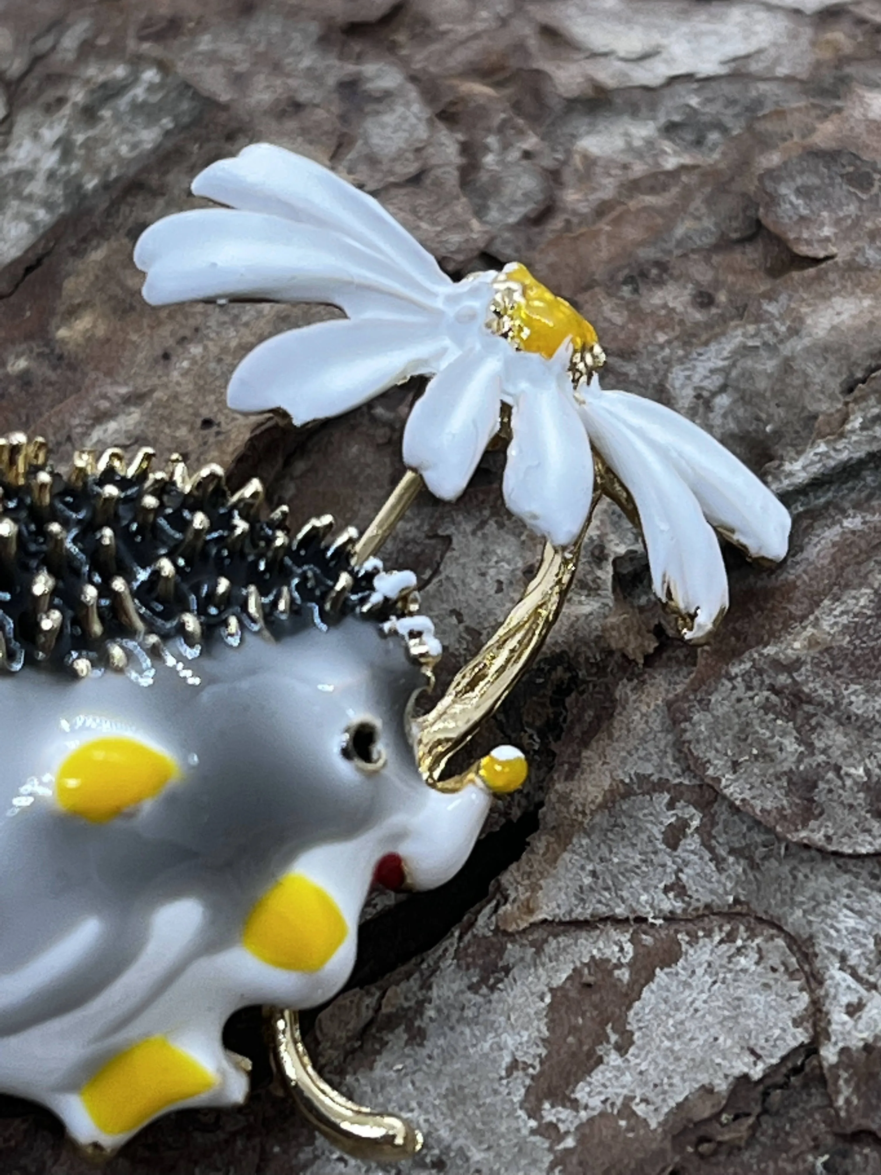 Hedgehog with daisy - enamel brooch badge