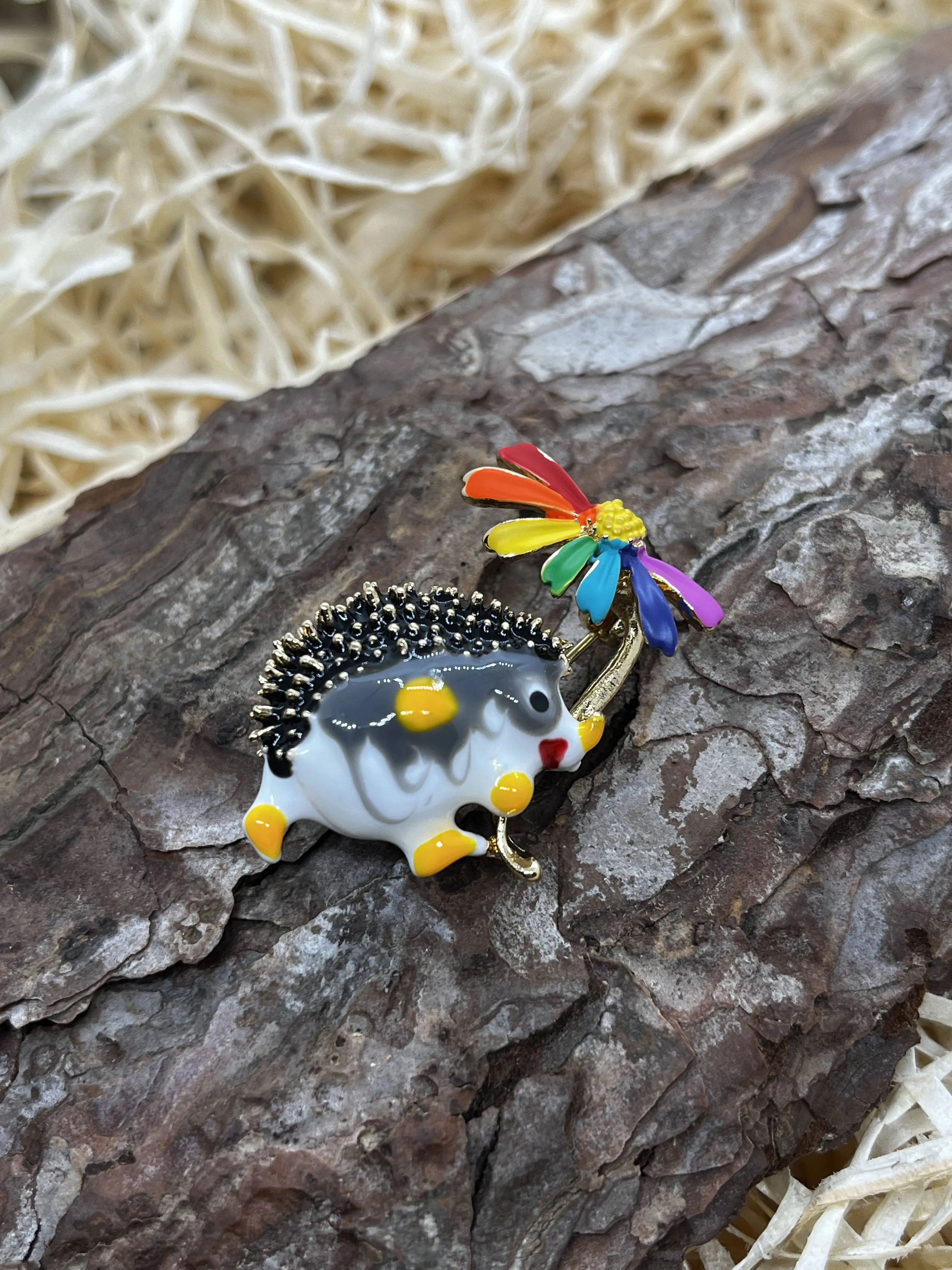 Hedgehog with daisy - enamel brooch badge