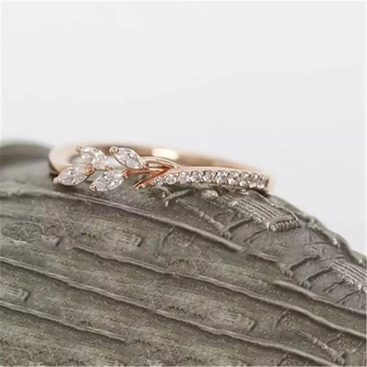 Simulated Diamond Leaf Ring for Women Inlaid Zircon Minimalist Design Wedding Band Engagement Ring (Rose Gold, 10)