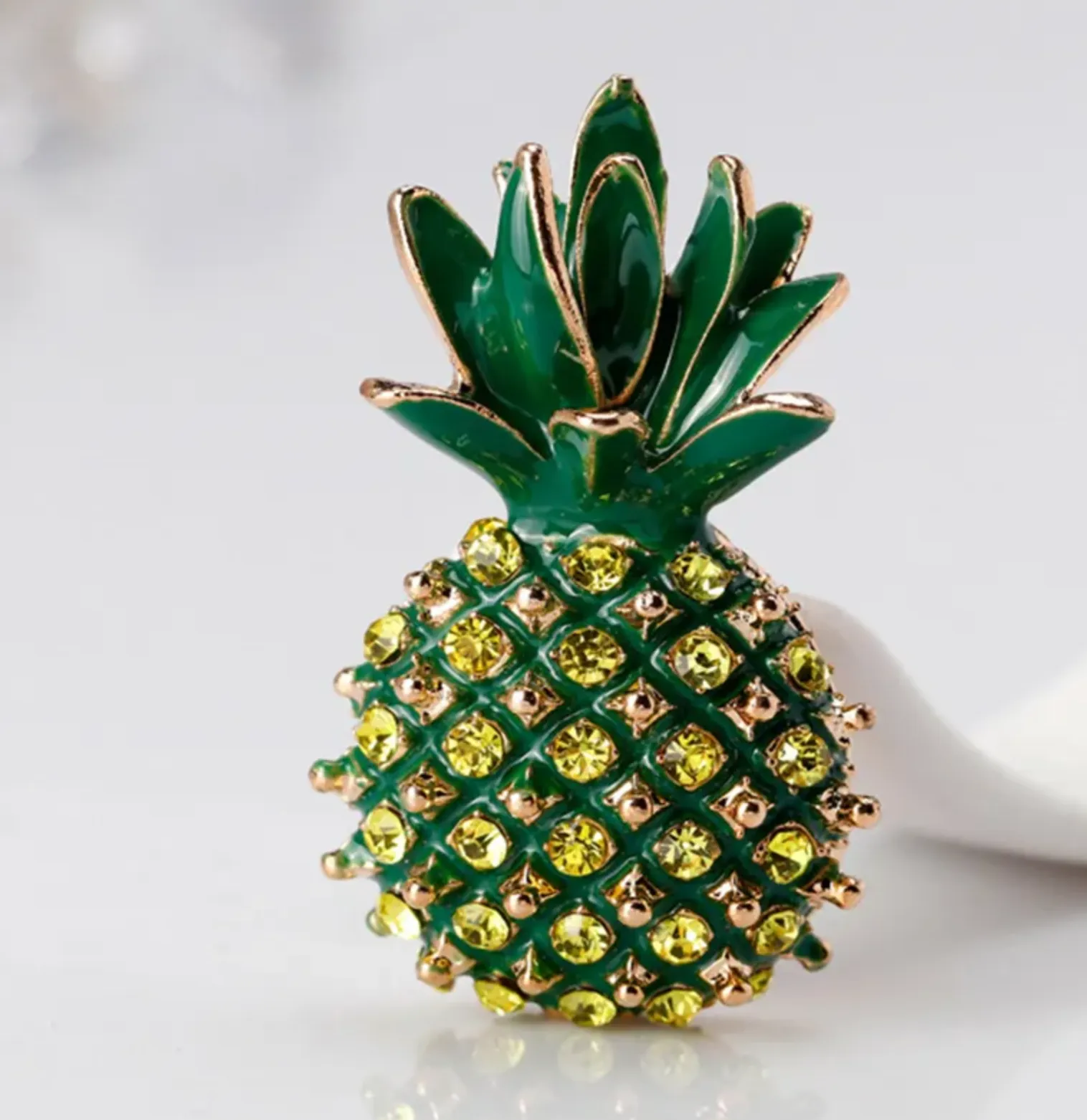 Stunning vintage look gold plated pineapple designer brooch broach cake pin gg33