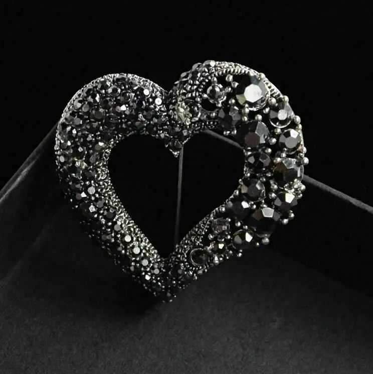 Stunning vintage look retro style black heart celebrity love brooch broach pin d