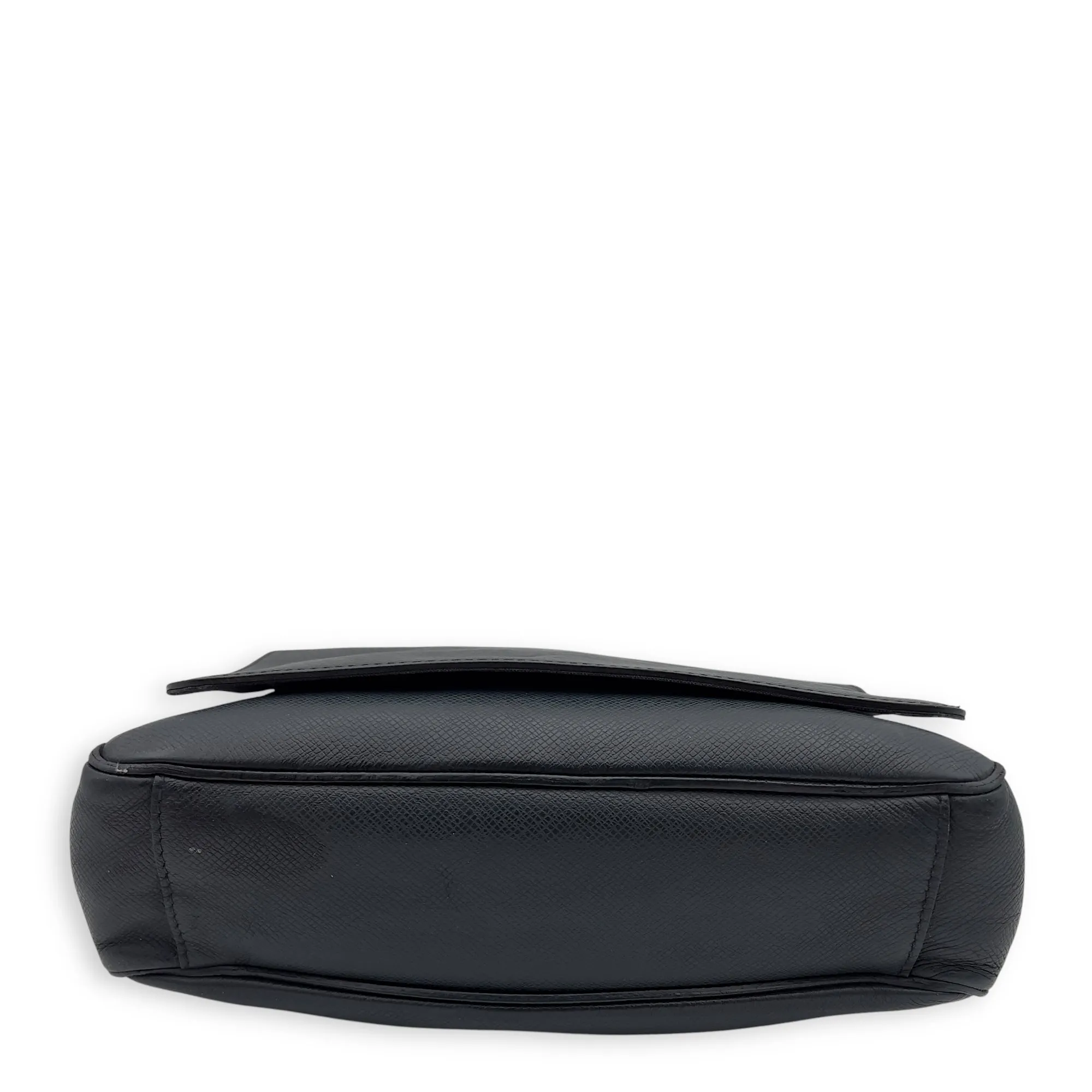 Taiga Messenger Black in Calfskin, Silver hardware