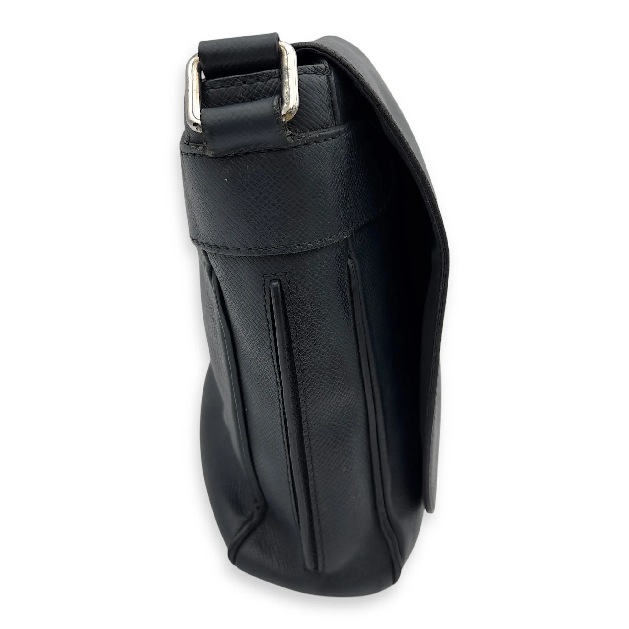Taiga Messenger Black in Calfskin, Silver hardware