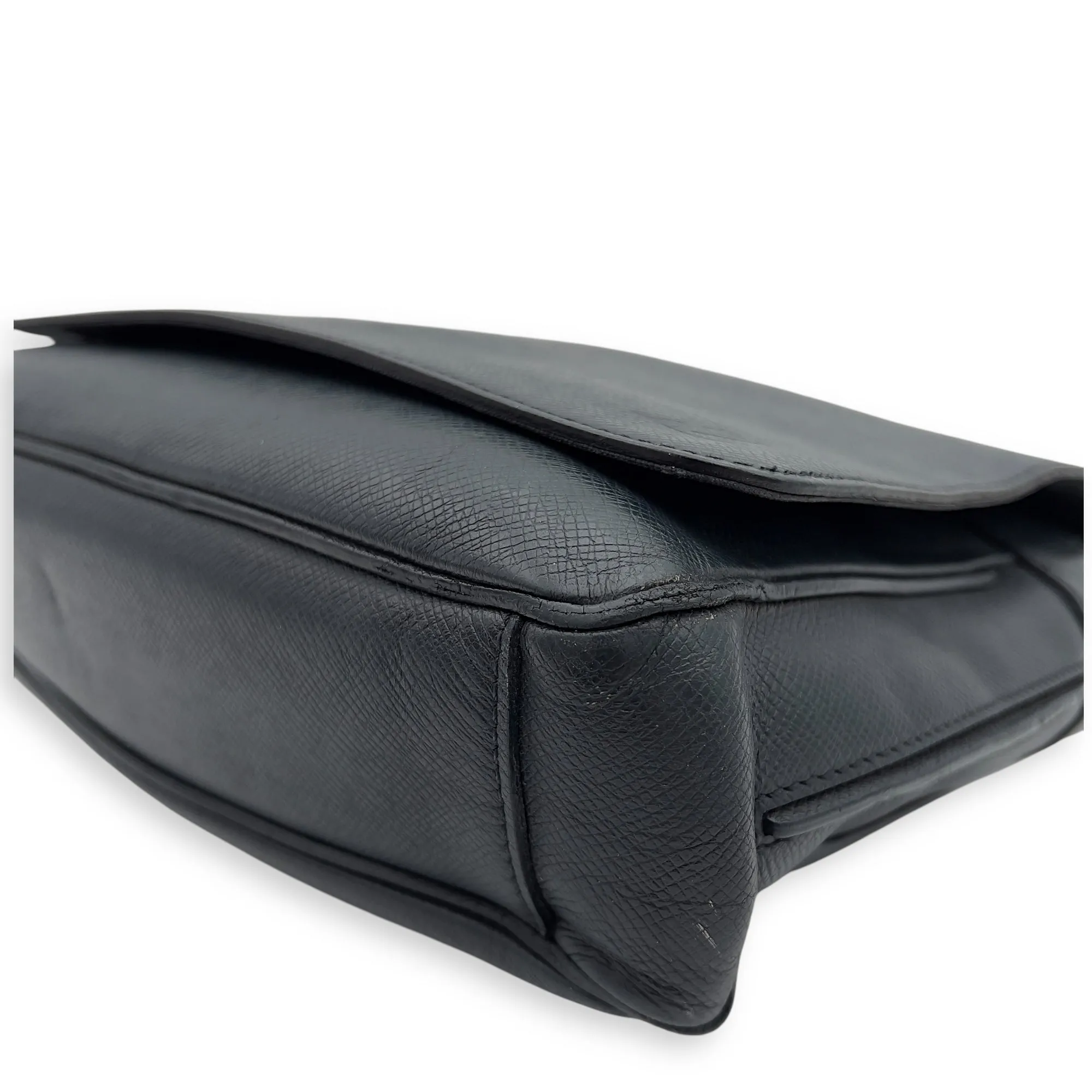 Taiga Messenger Black in Calfskin, Silver hardware