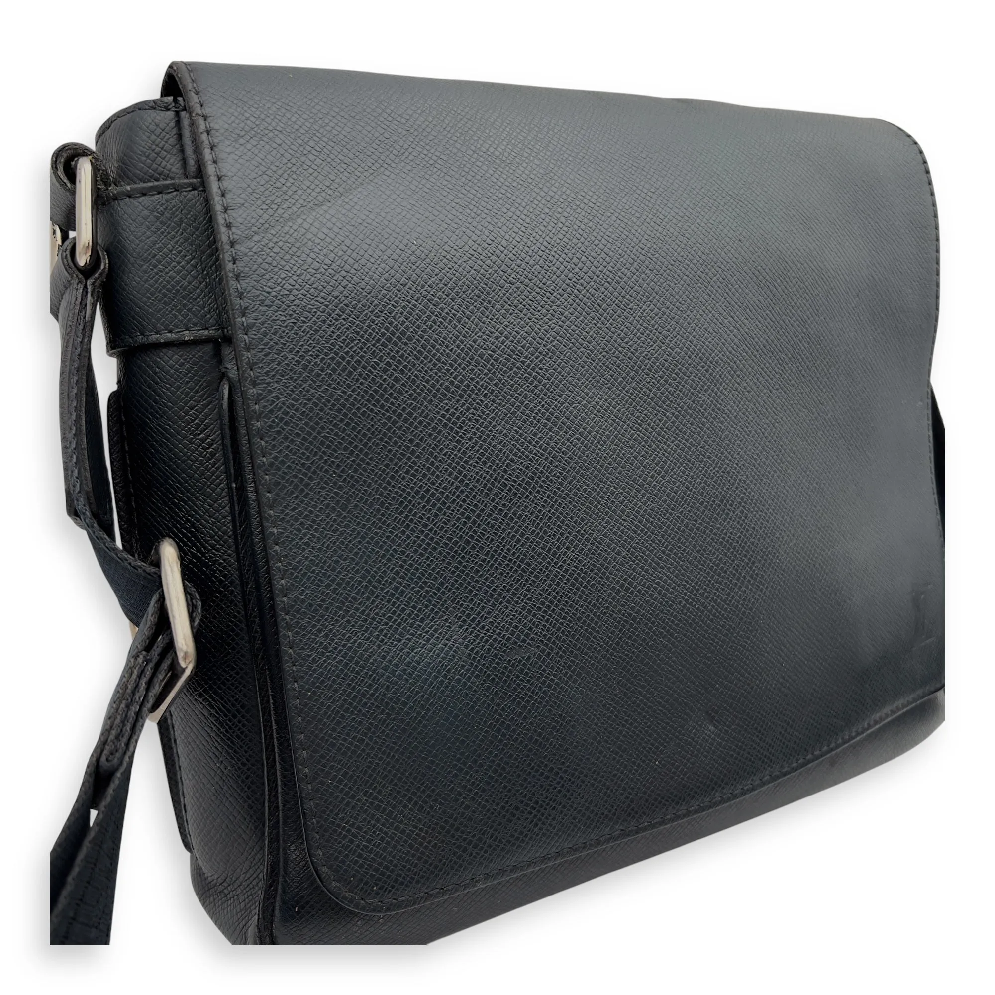 Taiga Messenger Black in Calfskin, Silver hardware