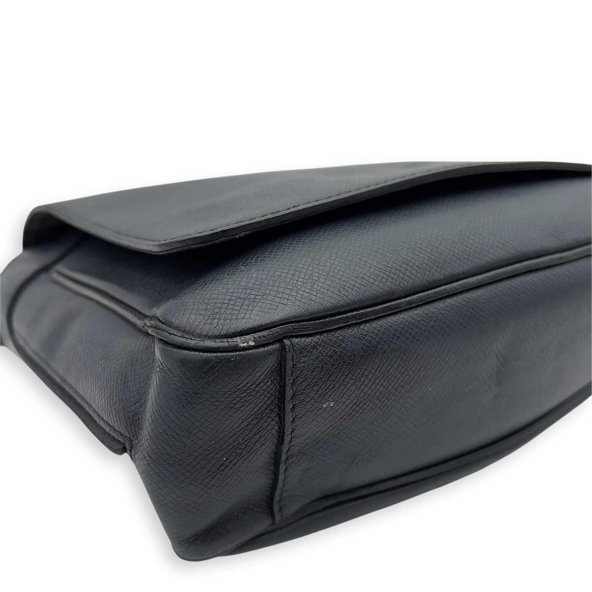 Taiga Messenger Black in Calfskin, Silver hardware